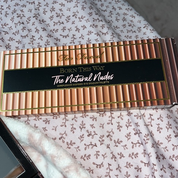 Two Faced born this way nudes eyeshadow - Picture 2 of 3